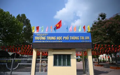 TRANG TRÍ CẢNH QUAN TRƯỜNG THPT TRỊ AN – CHÀO MỪNG NGÀY 30/4 VÀ DẤU MỐC PHÁT TRIỂN MỚI