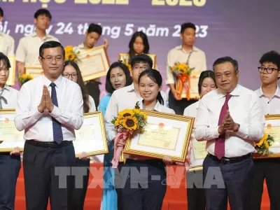 Hai mặt của khen thưởng, kỷ luật