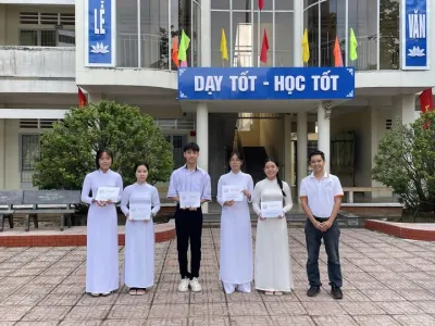 Tuyên dương khen thưởng các em học sinh lớp 10 đạt thành tích xuất sắc nhất trong kỳ thi tuyển sinh vào lớp 10 năm học 2025-2026. 