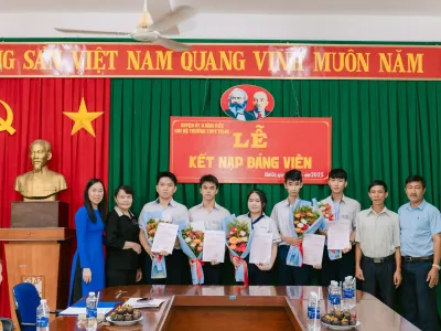 Chi bộ trường THPT Trị An tổ chức Lễ kết nạp Đảng viên đợt 1 cho 05 quần chúng là đoàn viên học sinh ưu tú.