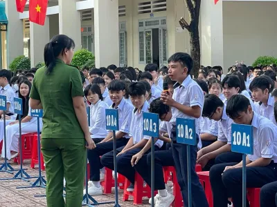Sinh hoạt dưới cờ tuần 1 chủ đề An toàn giao thông và phòng chống bạo lực học đường.