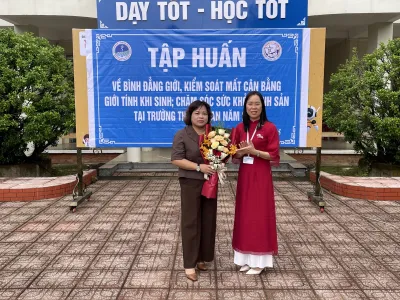 Sinh hoạt dưới cờ tuần 8 với chủ đề tập huấn về bình đẳng giới, kiểm soát mất cân bằng giới tính khi sinh, chăm sóc sức khỏe sinh sản cho giáo viên, học sinh