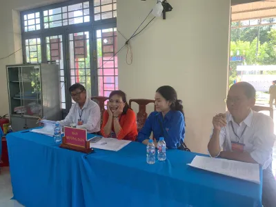 ĐOÀN VIÊN TRƯỜNG THPT TRỊ AN TÍCH CỰC THAM GIA HỖ TRỢ CÁC TỔ BẦU CỬ