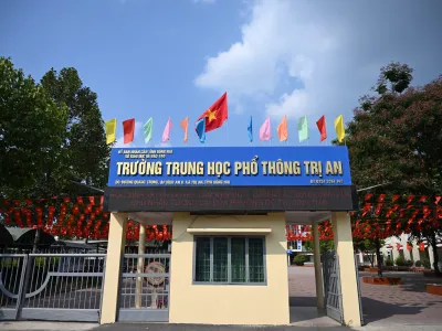 TRANG TRÍ CẢNH QUAN TRƯỜNG THPT TRỊ AN – CHÀO MỪNG NGÀY 30/4 VÀ DẤU MỐC PHÁT TRIỂN MỚI