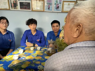 Đoàn trường THPT Trị An đến thăm hỏi và tặng quà tri ân Anh hùng Lực lượng vũ trang nhân dân Lê Duy Chín