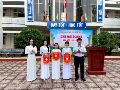 Sinh hoạt dưới cờ tuần 10